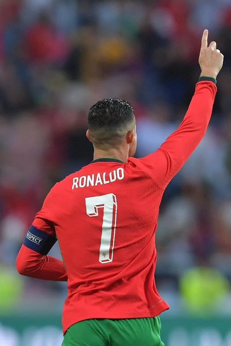 关于C罗在雄鹿比赛中逆转，赛况扑朔迷离引发热议！的信息