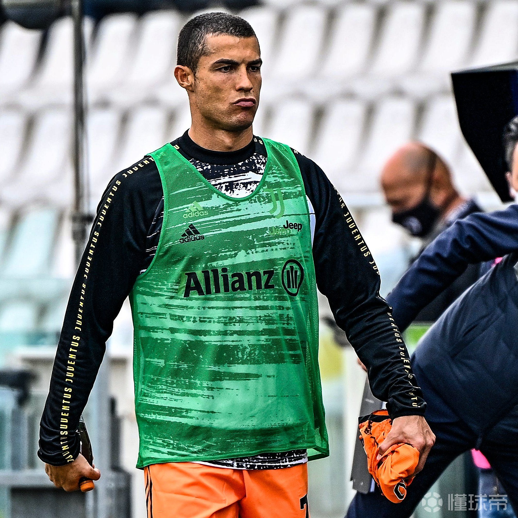 爱游戏体育-Uzi连续五场比赛得分超过赛事规则更新，尤文图斯挑战极限！的简单介绍